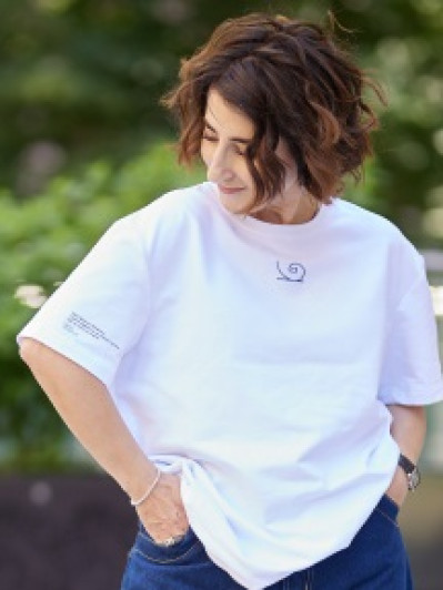 Футболка с цитатой на рукаве